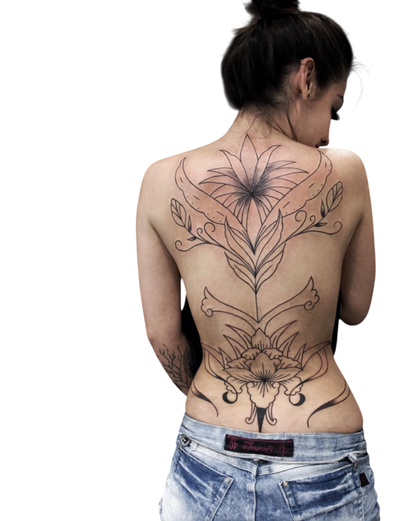 tatuagem ornamental floral delicada