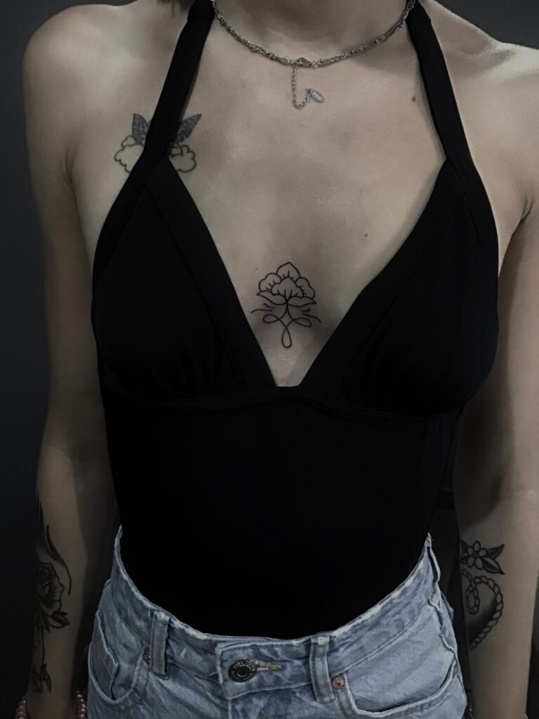 TATUAGEM ORNAMENTAL E DELICADA PARPRIA PARA O MEIO DOS SEIOS.