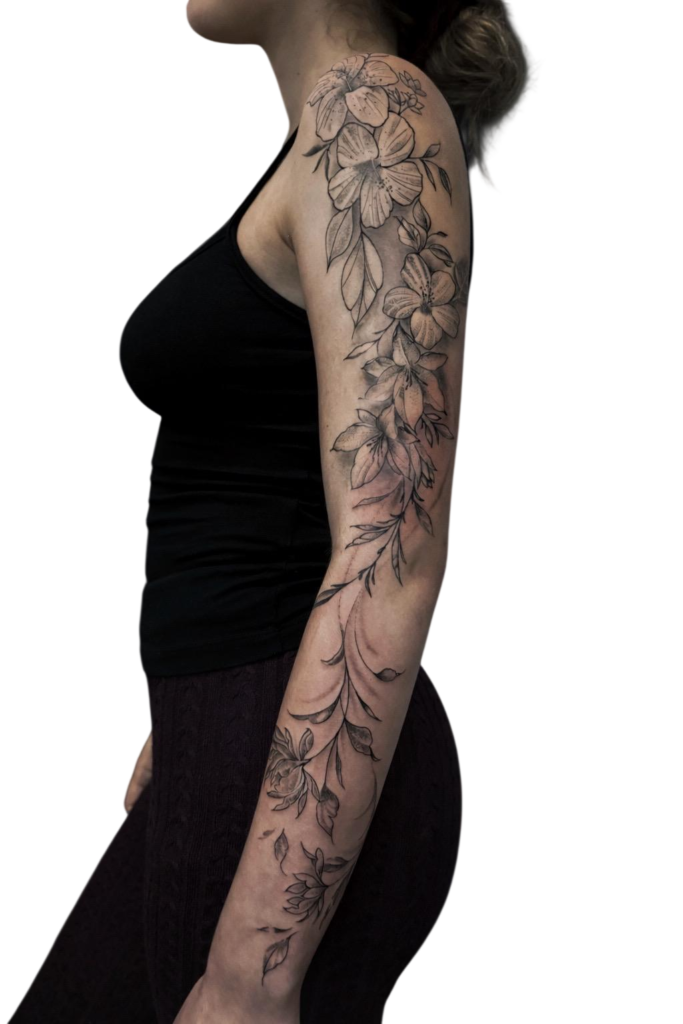 TATUAGEM FLORAL NO BRAÇO DE MULHER, DELICADA E ORNAMENTAL.