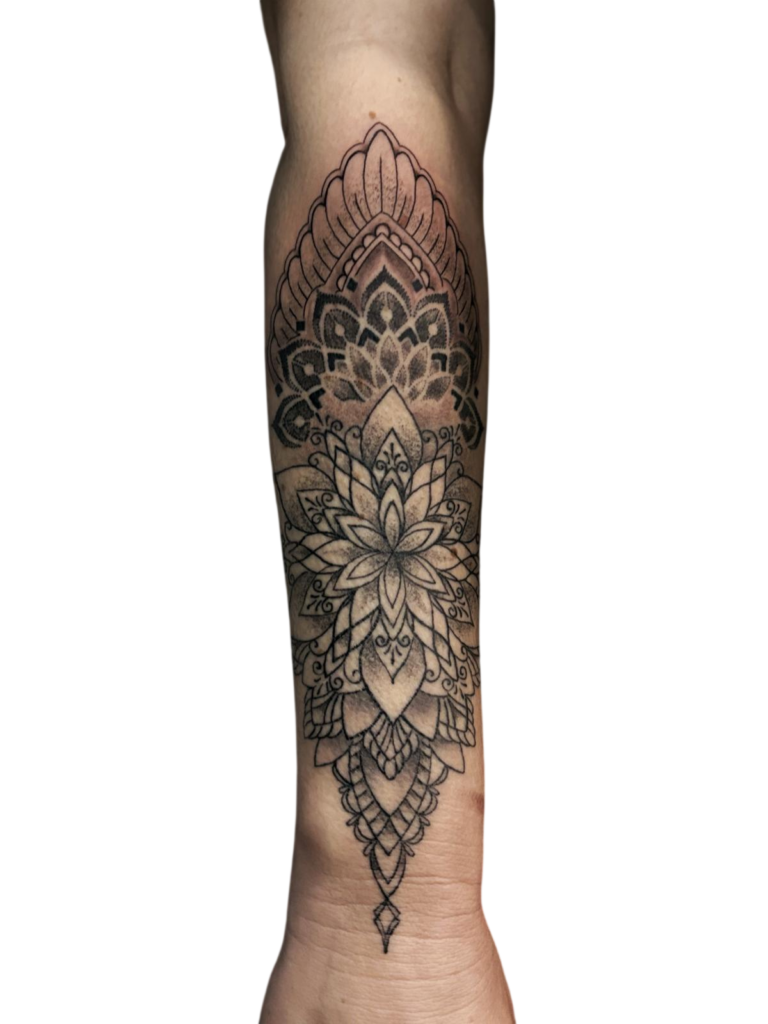 TATUAGEM FINE LINE ORNAMENTAL FEMININA NO BRAÇO